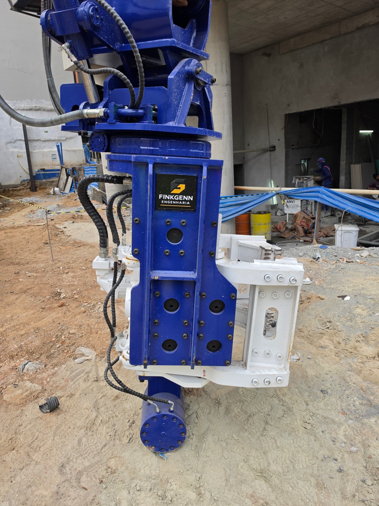 Martelo vibratório Finkgenn em detalhe com marca da empresa